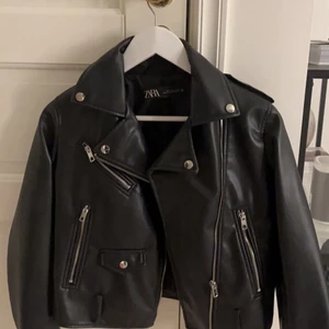 Skinnjacka  - Har bandet som sitter längst ned också❤️