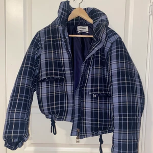 Weekday jacka - Används ganska mycket men har hållit i väldigt bra skick. Vilket tyder på bra kvalitet på jackan:) Är i storlek S men passar även M. Menningen att den ska vara oversized. Också väldigt skön och har aldrig frysit i jackan alltså måste man inte ha mycket under men får plats med tjocktröjor om man vill!! ;)