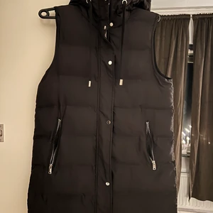 Lång väst  - Helt ny väst från zara använd ett par gånger. Jättebra skick. Storlek Xs men passar även S. Pris kan diskuteras 