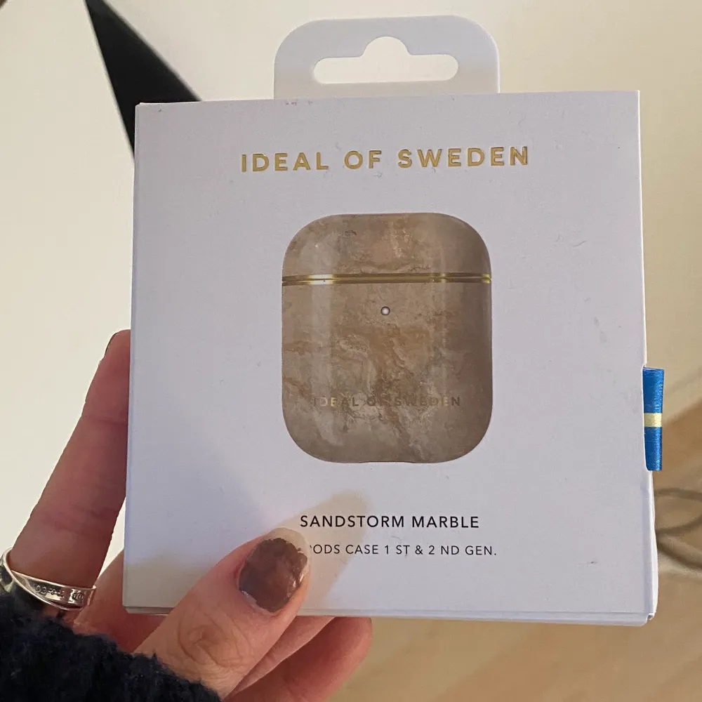 Airpodsfodral från ideal of Sweden. I sandstorm marble, ouppackat. Nypris 299kr. Accessoarer.