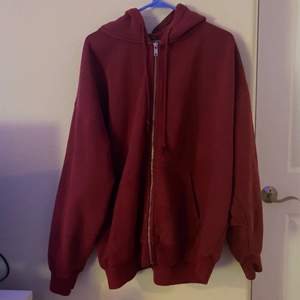 Röd Brandy Melville hoodie, knappt använd för den är inte riktigt min färg ✨ oversized fit (frakt ingår i priset!!)