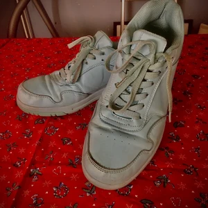 Blå Damsneakers - Blå Damsneakers i fint skick, rengjorda och i storlek 40. Nypris 449kr