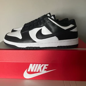 Nike dunk low Panda - Tja, säljer ett par Nike dunk low black and white   Size: eu 40 Cond: ds Pris: 2000 + frakt   Vid frågor skicka bara ett Meddelande 