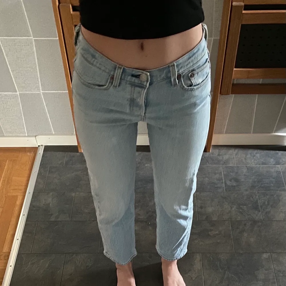 säljer dessa snygga levis jeans då de tyvärr är för korta för mig:/ jag är 175, swipe till sista bilden för att se hur de är i längden på mig🥰 storlek 26, vilket motsvarar ungefär 34/XS till 36/S.. Jeans & Byxor.