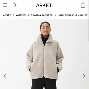 Pile jacket - Säljer min finna ”teddyjacka” från Arket då den tyvärr inte kommer till användning, använd en gång så i toppskick🤎 nypris är 1150kr. Kom med bud!