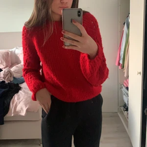 Röd tröja - Så söt röd tröja!!! Perfekt färg och passform⚡️ Fint skick och mysigt material. Passar mig som har storlek S😍