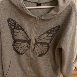 grå zip hoddie  - fin grå zip hoddie som inte kommer till användning