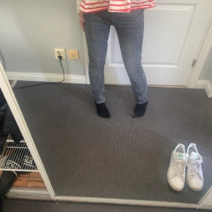 Jeans ifrån gina tricot - Fina jeans ifrån Gina som är i storlek 34. De är i fint skick men kommer inte till andvändning längre, då de är lite korta och små. Jag är 160 cm lång.