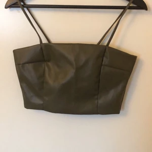 Topp från Monki storlek 36 - En super snygg mörkgrön topp från Monki, säljer den för det inte riktigt min stil, har aldrig använt, nästan som ny