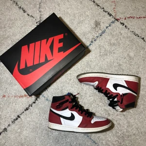 Jordan 1 Spider-Man  - Mina favorit skor ska nu säljas eftersom de inte passar längre. Det är ett par Jordan 1 spiderman i storlek 43.  De är rätt väl använda så säljer de de rätt billigt. De har ett nypris på ca 6500kr