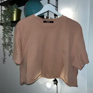 Cropped T-shirt i beige färg. Aldrig använd. 🤠