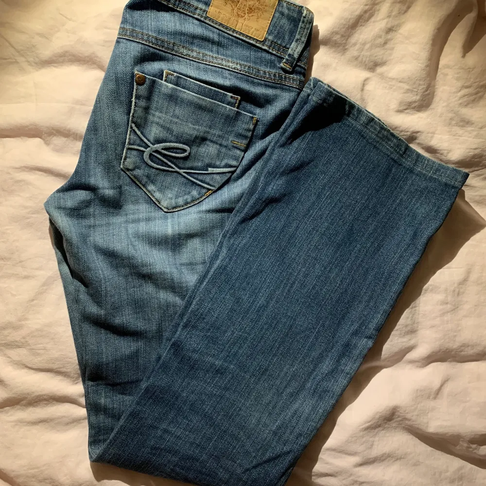 Vintage Bootcut Jeans från EDC by Espirit. Mycket fina detaljer på fickor både fram och bak samt dubbel knäppning fram. Köpta på second hand men tyvärr inte kommit till användning då jag tycker att de inte kommit till användning. Lowrise storlek: 26/33. . Jeans & Byxor.