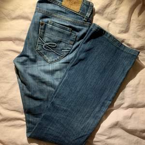 Vintage Bootcut Jeans från EDC by Espirit. Mycket fina detaljer på fickor både fram och bak samt dubbel knäppning fram. Köpta på second hand men tyvärr inte kommit till användning då jag tycker att de inte kommit till användning. Lowrise storlek: 26/33. 