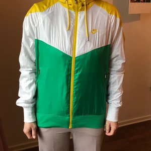 Nike hoodie, gul grön och vit. Storlek M - Nike hoodie, bra men använt skick. Passar perfekt till vår/höst/sommar. Färgglad och cool. 