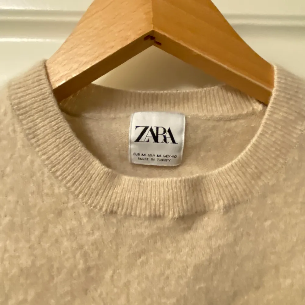 Nice tröja från Zara, använd ca 5 gånger. Den är i storlek medium men har krympt i tvätten, skulle säga att det är en XS eller alternativt typ S/M på en tjej. Bra skick!. Tröjor & Koftor.