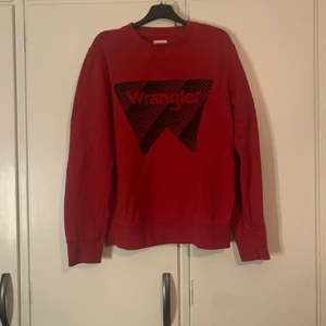 wrangler - en röd sweatshirt från wrangler i st S ( men passar även M) bra sick och allt ( inga hål, slitningar eller fläkar)❤️