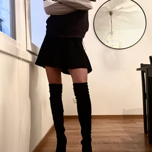 Nelly skor  - Stövlar med 10cm klack. Tighta hela vägen i mockaimitation. 