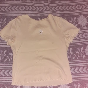 Tröja utan ärmar - Säljer min gula tröja från h&m i strl XS , som ni ser på andra bilden så är den en grå liten fläck men den går att ta bort, tar bara emot kontanter 
