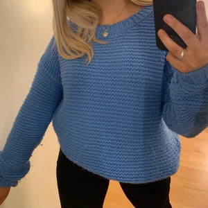 Blå stickad tröja - SUPER fin ljus blå stickad tröja ifrån bikbok som är lite oversize💓så mysig att ha på sig och sticks inte alls⚡️
