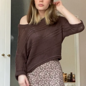 stickad tröja - Brun stickad tröja köpt på Sellpy förra året (Är du intresserad? Ett snabbt köp uppskattas då jag efter ett tag donerar kläderna till secondhandbutiker)