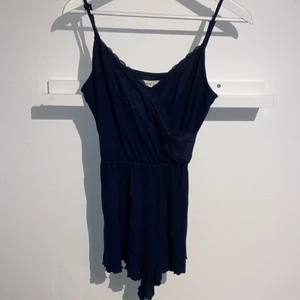 nattlinne - marinblått nattlinne från gilly hicks by hollister, spets längst upp 🧡 knappast använt