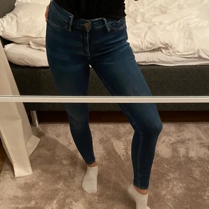 River Island - Otroligt sköna jeans som visar figurer. Om ni går för den classy stilen skulle det passa perfekt med ett par ballerina, en oversize blazer och en snygg blus till. Given frakt kostnad är ej riktigt. Kontakta vid intresse💙 #jeans