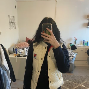 Fjällräven väst - En fjällräven väst i nyskick det var en present men kommer aldrig till använda 