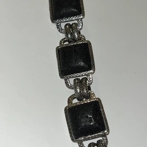 Armband  -  Armband med  naturligt leva. Lägg bud 🖤