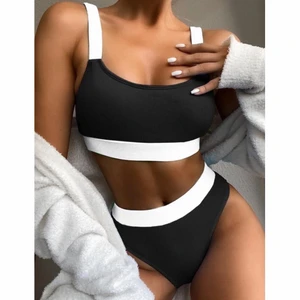 Bikini - Vit och svart bikini från Shein. Helt oanvänd. Kan mötas upp i Jönköping annars tillkommer fraktkostnad🤍