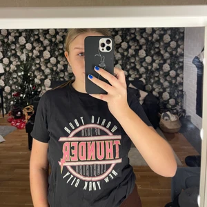 T-shirt - Säljer denna coola t-shirt som kommer ifrån Gina Tricot och är i storlek M. Om jag inte minns fel så köpte jag den för 249kr mitt pris 50kr. Den har en urtvättad svart färg (den köptes så). Köparen står för frakten.🤎