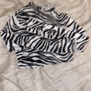 SHEIN  - Detta är en genomskinlig tröja i mönstret zebra jag köpte den för 175kr och säljer den nu för 30kr 🦓 