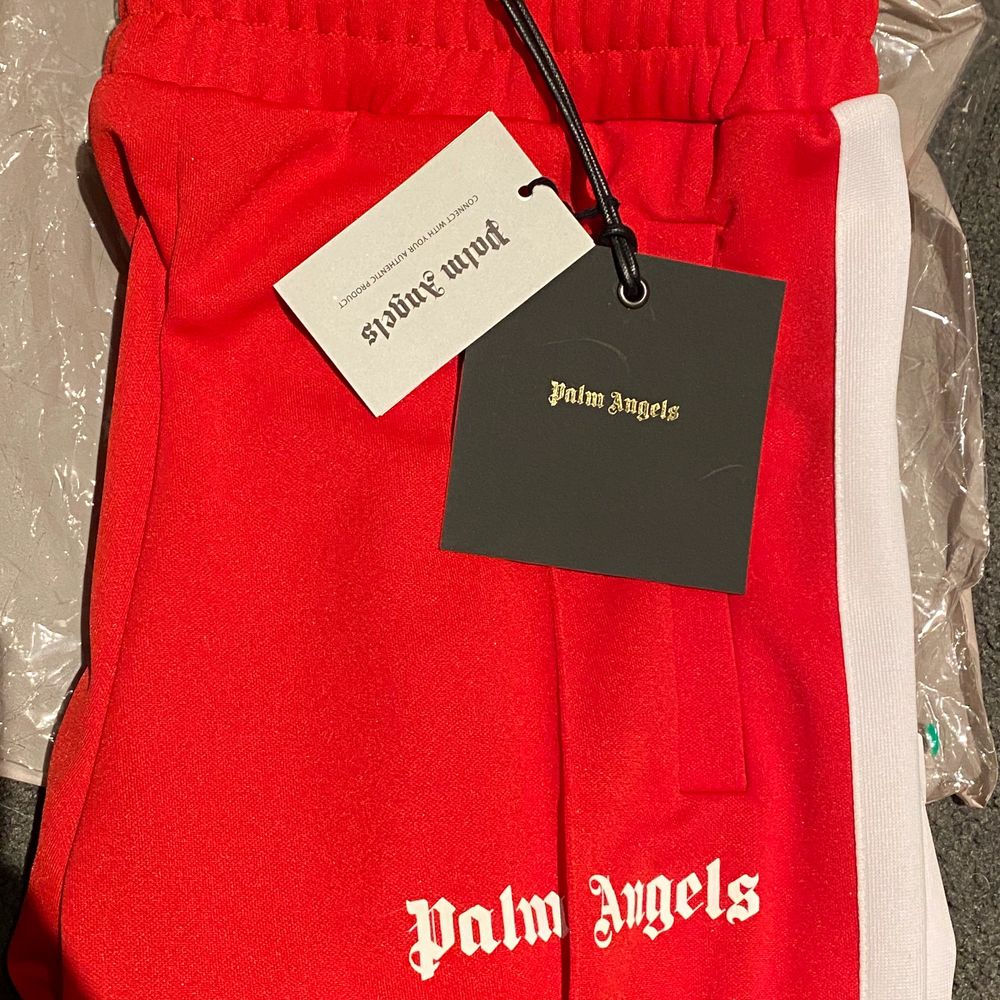 Helt nya Palm Angels byxor med prislappen kvar. Köpta för 325€ (3600:-) Storlek M. Jeans & Byxor.