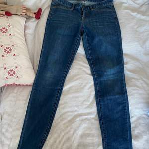Säljer dessa snygga Tommy Hilfiger jeans med låg midja. Dem har en snygg mörkare wash o sparsamt använda. 