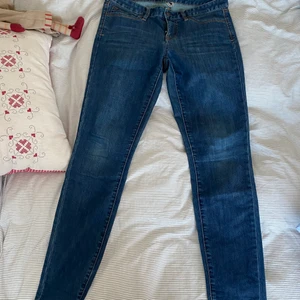Tommy Hilfiger jeans låga i midjan - Säljer dessa snygga Tommy Hilfiger jeans med låg midja. Dem har en snygg mörkare wash o sparsamt använda. 