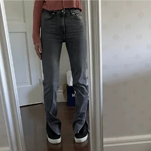Zara jeans - Super snygga jeans från zara, använda en ända gång, och säljer då dom tyvärr inte kommer till användning.. Kom privat för frågor osv💓💓