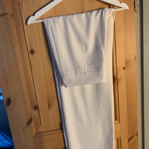 BIK BOK kostymbyxor st 38 - Detta är ett par raka kostymbyxor i bekvämt material från bikbok. Byxorna är vita och har endast använts en gång. Byxorna säljs för 150kr och köparen står för frakten. Betalning sker via Swish💗