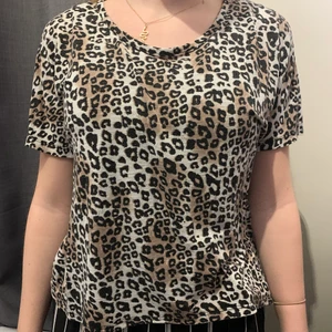 Leopard topp  - Tunt men skönt material men lite sliten. Priset +frakt. 