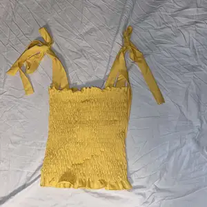 Supergullig gul topp från Gina tricot i st xs