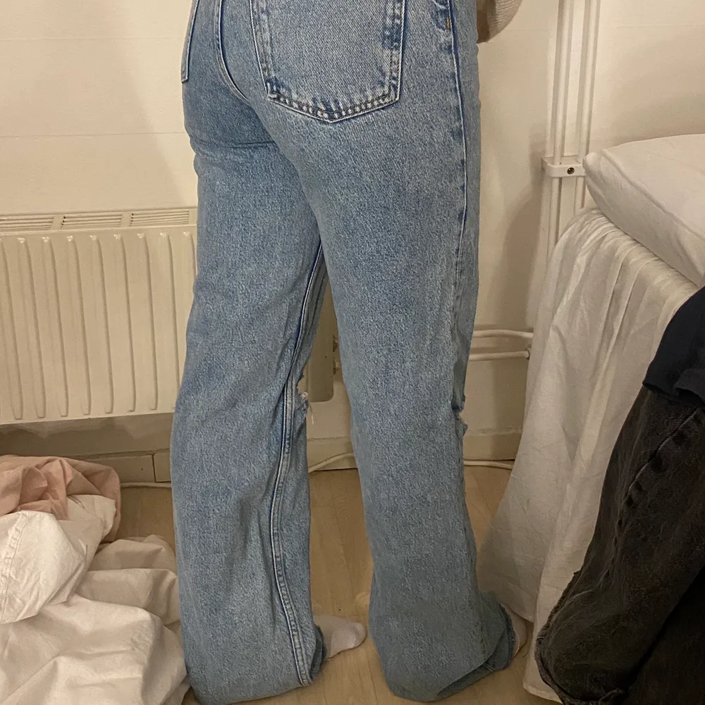 Superfina ljusblå jeans från Zara, högmidjade. 150kr + frakt💕. Jeans & Byxor.