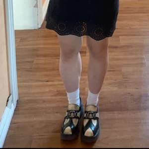 Dr. Martens vintage  - En stor sorg att jag måste sälja dessa men de är för stora för mig, skulle säga att de passar storlek 40/41. Mäter innermåttet till 26 cm. De är helt faktastiska i kvaliteten och jag har bara använt de korta stunder utomhus. 