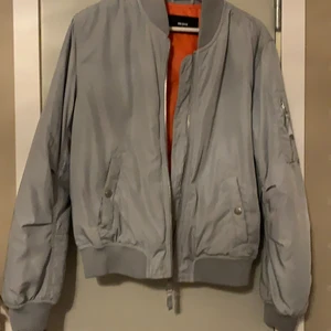 Bik bok jacka - Helt ny bomberjacka från Bikbok i storlek S men passar även XS. Säljer den pga för liten för mig. Priset när jag köpte den var 599kr och jag säljer den för 200kr. Köparen står för frakten.