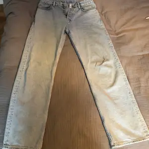 Väldigt ljusa jeans från weekday, använde förra sommaren ett par gånger. Inga synliga skador eller så. Sitter bra på mig som är 176 lång. Tar bud från 100 kronor