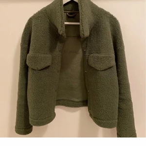 Teddyjacka xs - Teddyjacka från Gina tricot. Köpt här på plick men är trots allt för stor på mig. Passar en stor xs-stor s skulle jag säga. Superfin mossgrön färg. Kan mötas upp eller skicka mot frakt. 