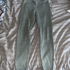 Nike träningsbyxor  - Ett par grön/gråa Nike tränings tights, inte jätte använda.