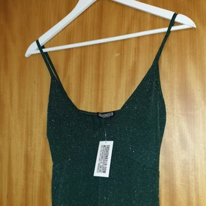 Mörkgrön klänning  - Superfin glittrigt mörkgrön klänning från fashionkilla, perfekt till nyårsfirandet. Aldrig använd och lappen sitter fortfarande kvar. Säljer då den aldrig har kommit till användning🤗