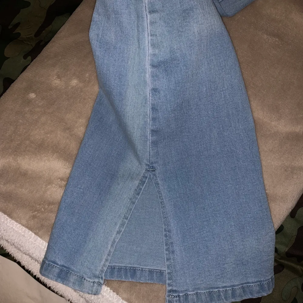 Helt oanvända och riktigt snygga jeans i väldigt bra skick! Längd: 110 cm Midja: 66 cm Höft: 84 cm Skriv vid intresse, frakt tillkommer:). Jeans & Byxor.