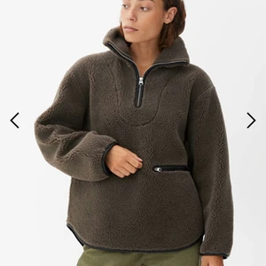 Teddy jacka  - Säljer denna fina bruna teddyjackan från arket🤎Fick två stycken i julklapp så tänkte återigen kolla här innan jag lämnar tillbaka🤎Helt ny med lapp kvar🤎Vid många intresserade blir det budgivning🤎Kostar 1350 på hemsidan så säljer lite billigare