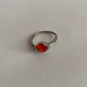 Ring - Silverring med en röd kristall.