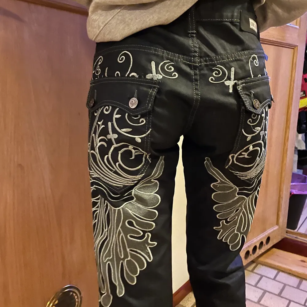 Ett par baggy jeans med en ball baksida. Dom är low waist i storlek 31 med en mörk blå jeans färg. Köpta för 699 men börjar budgivningen på 400kr. 😋 Köparen står för frakten! . Jeans & Byxor.