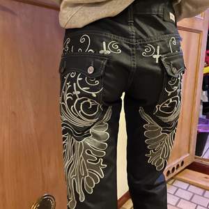 Ett par baggy jeans med en ball baksida. Dom är low waist i storlek 31 med en mörk blå jeans färg. Köpta för 699 men börjar budgivningen på 400kr. 😋 Köparen står för frakten! 